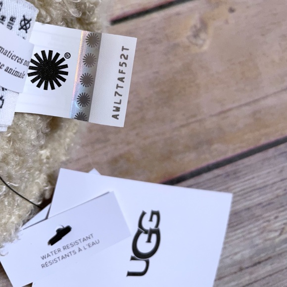 UGG Women’s Quilted Performance Touch Screen Compatible Gloves - Picture 5 of 5